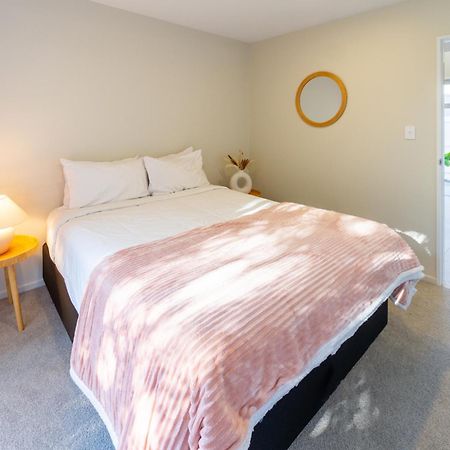Luxury Beachside Living Elegant 3-Bedroom Haven Christchurch Exteriör bild