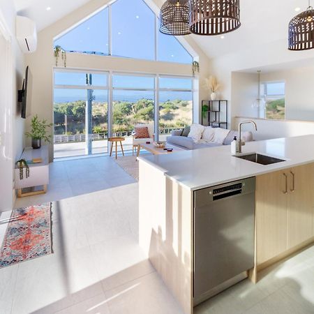 Luxury Beachside Living Elegant 3-Bedroom Haven Christchurch Exteriör bild