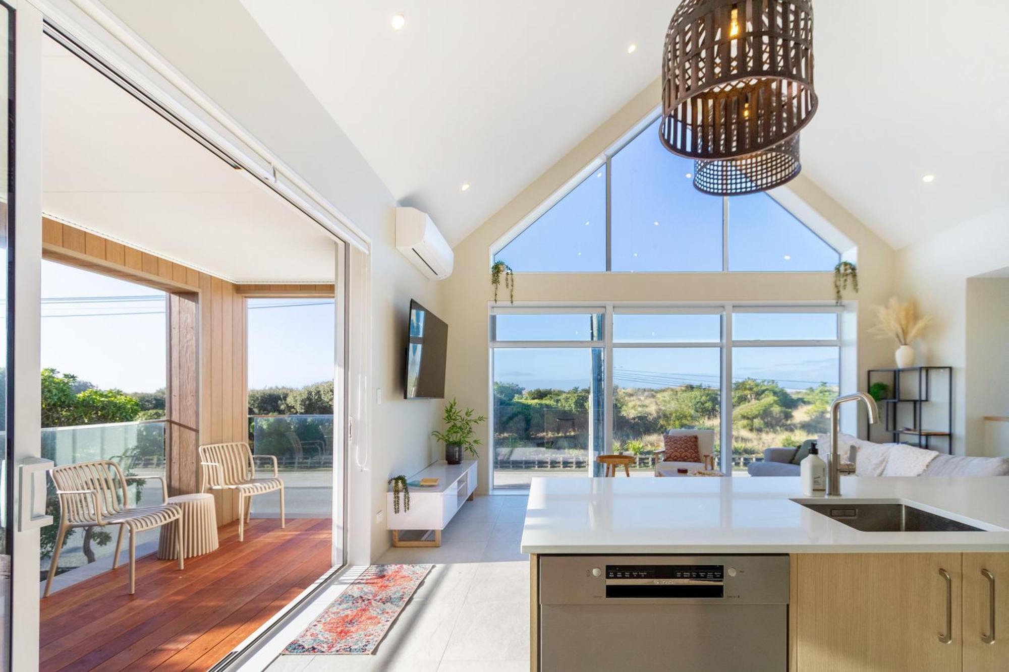 Luxury Beachside Living Elegant 3-Bedroom Haven Christchurch Exteriör bild