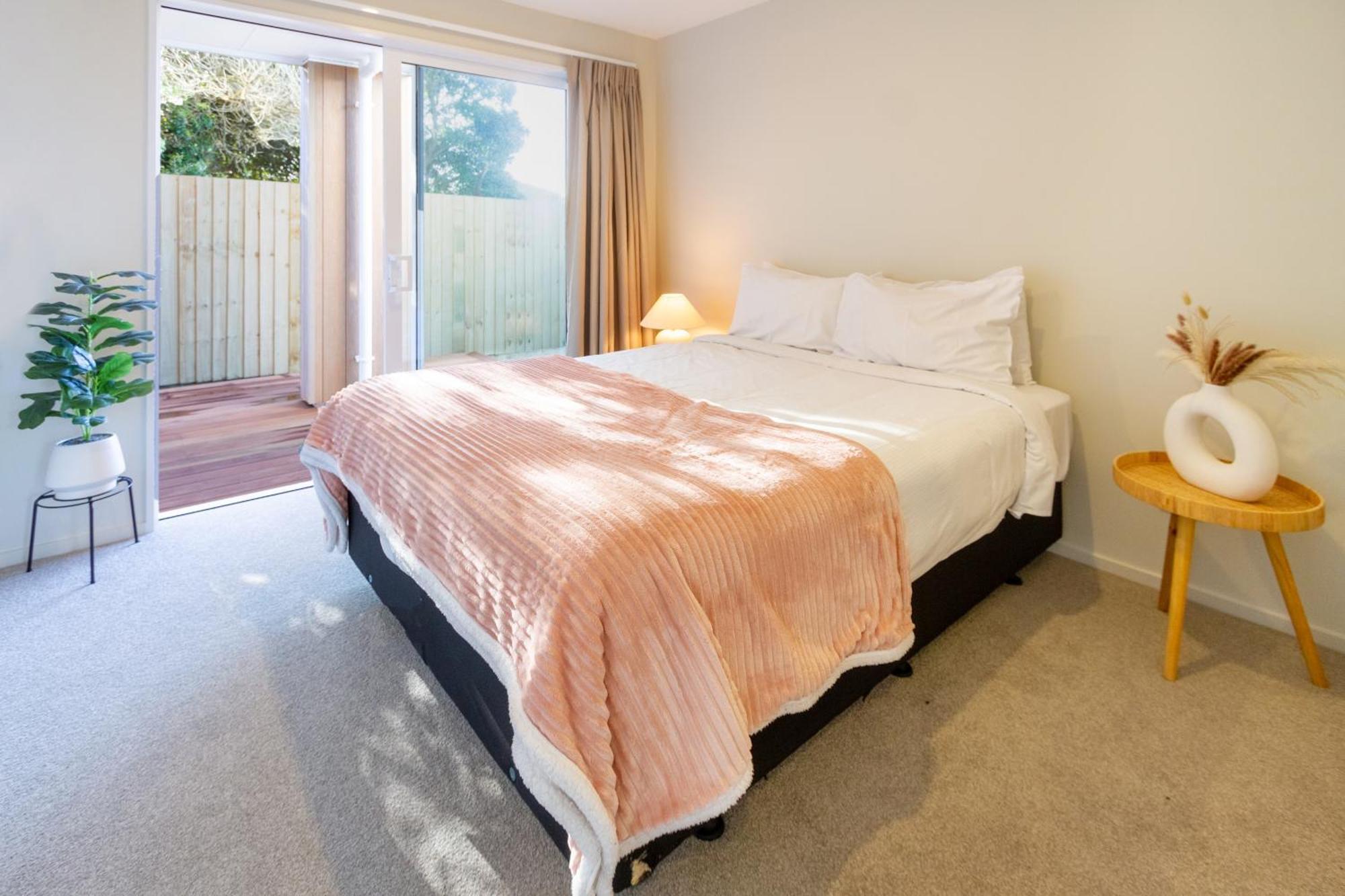 Luxury Beachside Living Elegant 3-Bedroom Haven Christchurch Exteriör bild